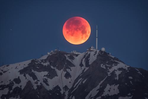 Lune-Rouge-sur-le-Pic