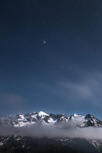 Cimes enneigées au clair de Lune