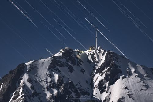 Filé d'étoiles au clair de lune sur le Pic