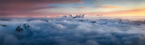 Sommets au-dessus de la mer de nuages